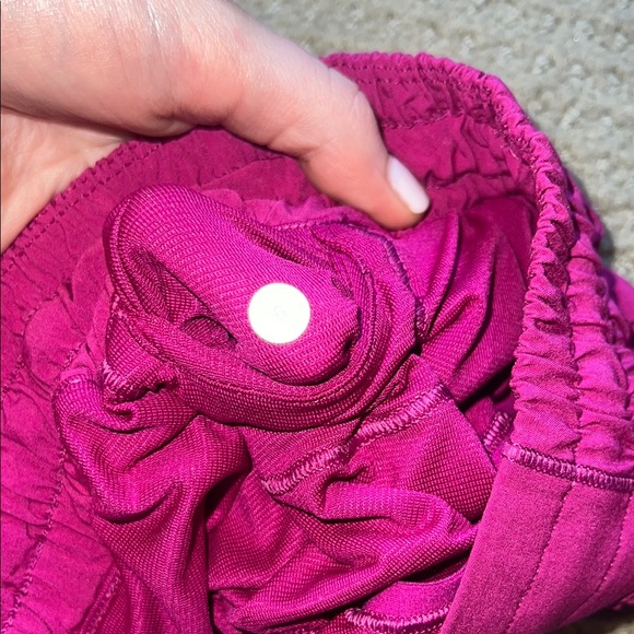 LULULEMON 2.5 Hotty Hots - Ripened Raspberry - size 6 - low rise - RARE - Picture 2 of 5